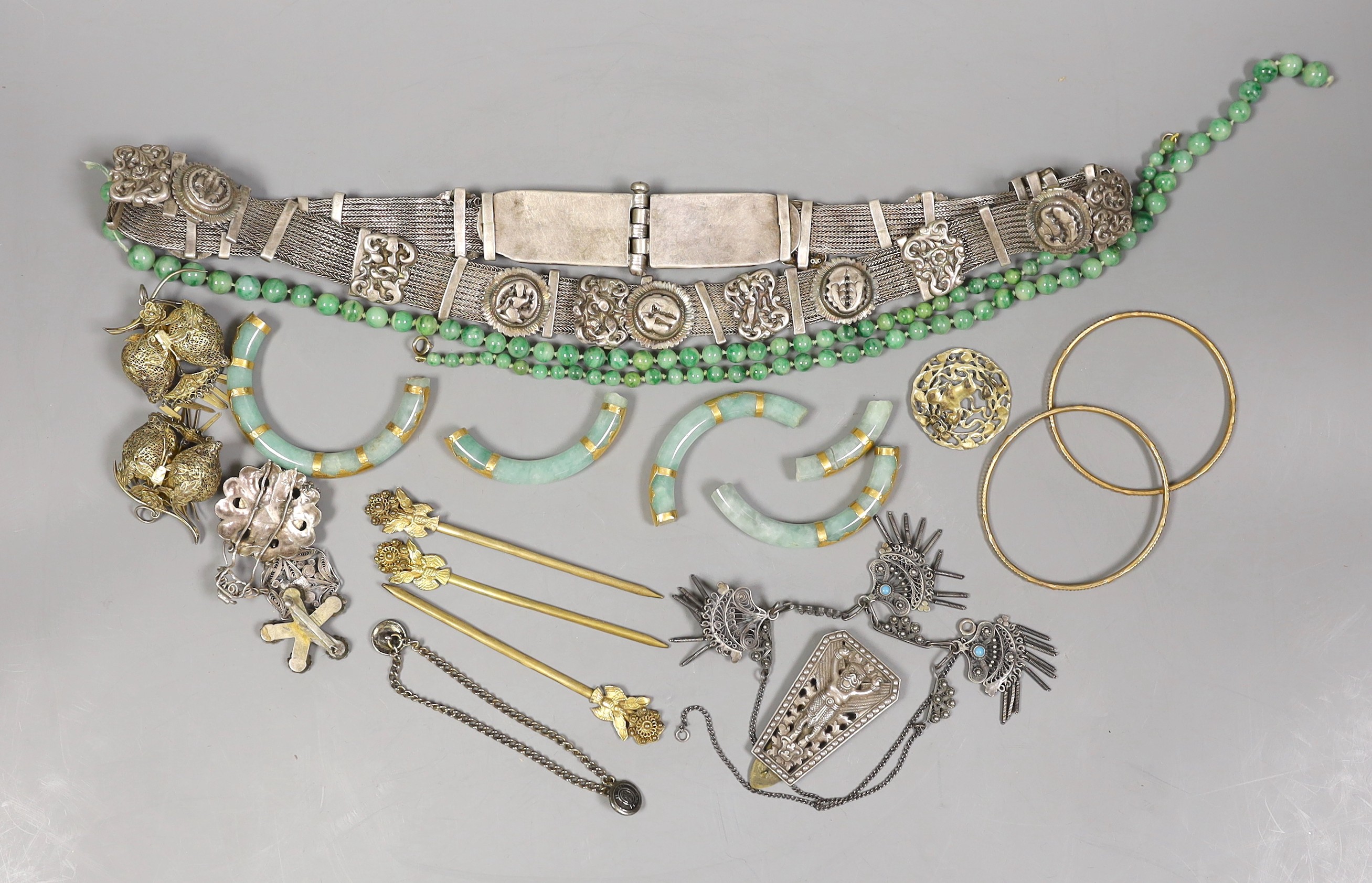 A quantity of assorted jewellery including oriental export gilt metal hair pins, filigree white metal pendant, etc.